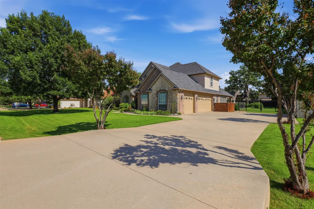 109 Palomino Shady Shores, TX 76208