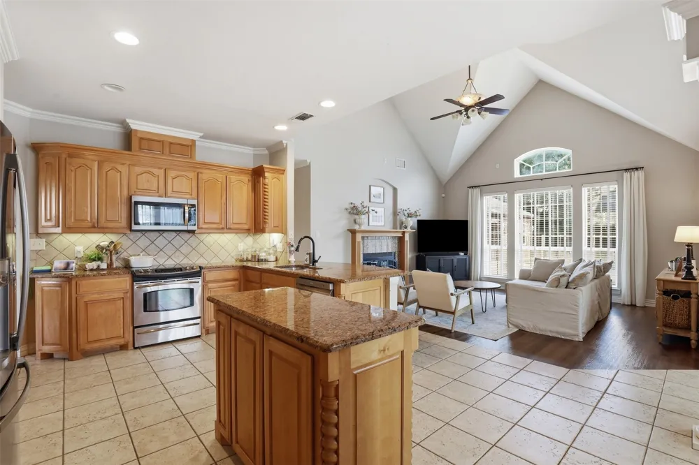 109 Palomino Shady Shores, TX 76208