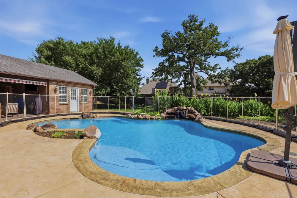 109 Palomino Shady Shores, TX 76208