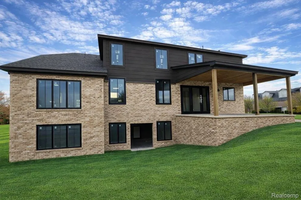 61367 BEACON HILL DRIVE Washington Township, MI 48094