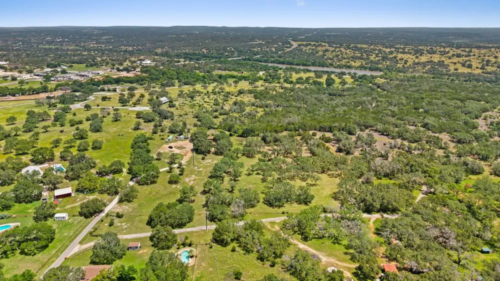 118 E Crestview Drive Johnson City, TX 78636