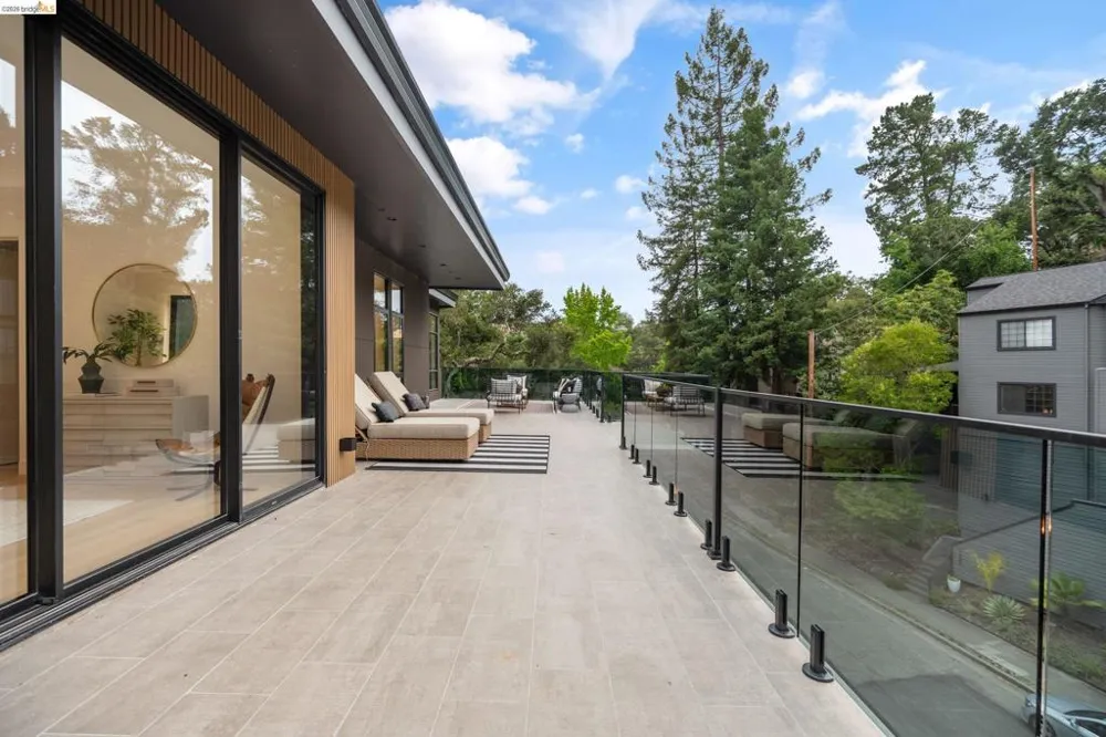 1667 Trestle Glen Rd Oakland, CA 94610