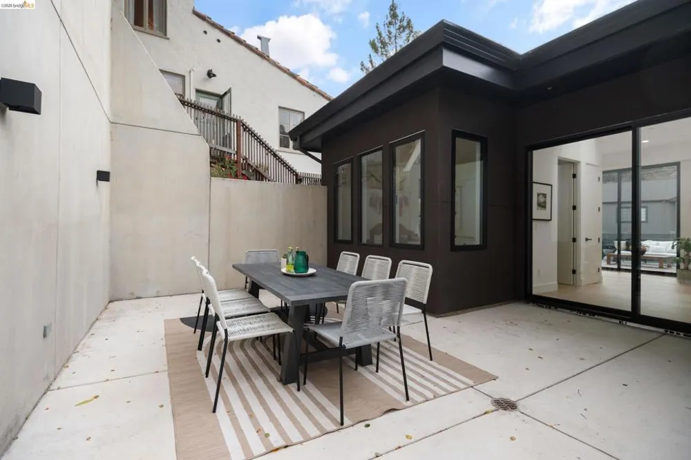 1667 Trestle Glen Rd Oakland, CA 94610