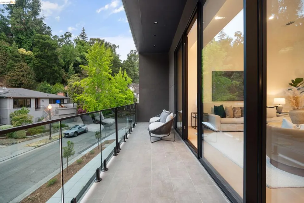 1667 Trestle Glen Rd Oakland, CA 94610