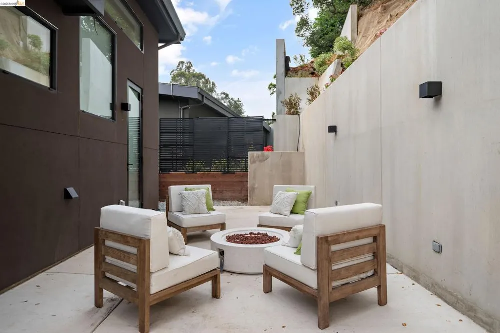 1667 Trestle Glen Rd Oakland, CA 94610