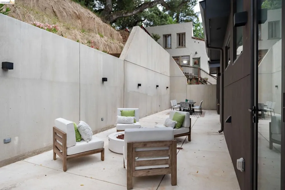 1667 Trestle Glen Rd Oakland, CA 94610