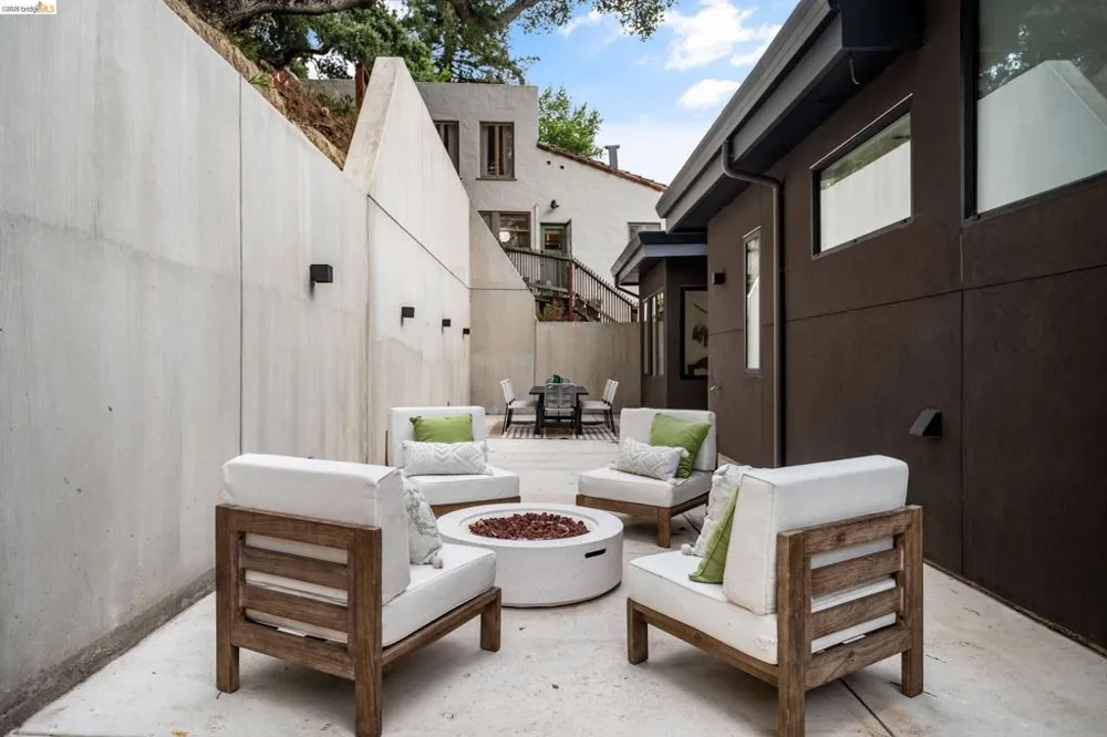 1667 Trestle Glen Rd Oakland, CA 94610