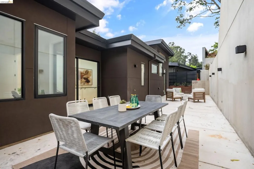 1667 Trestle Glen Rd Oakland, CA 94610