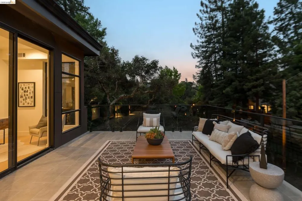 1667 Trestle Glen Rd Oakland, CA 94610