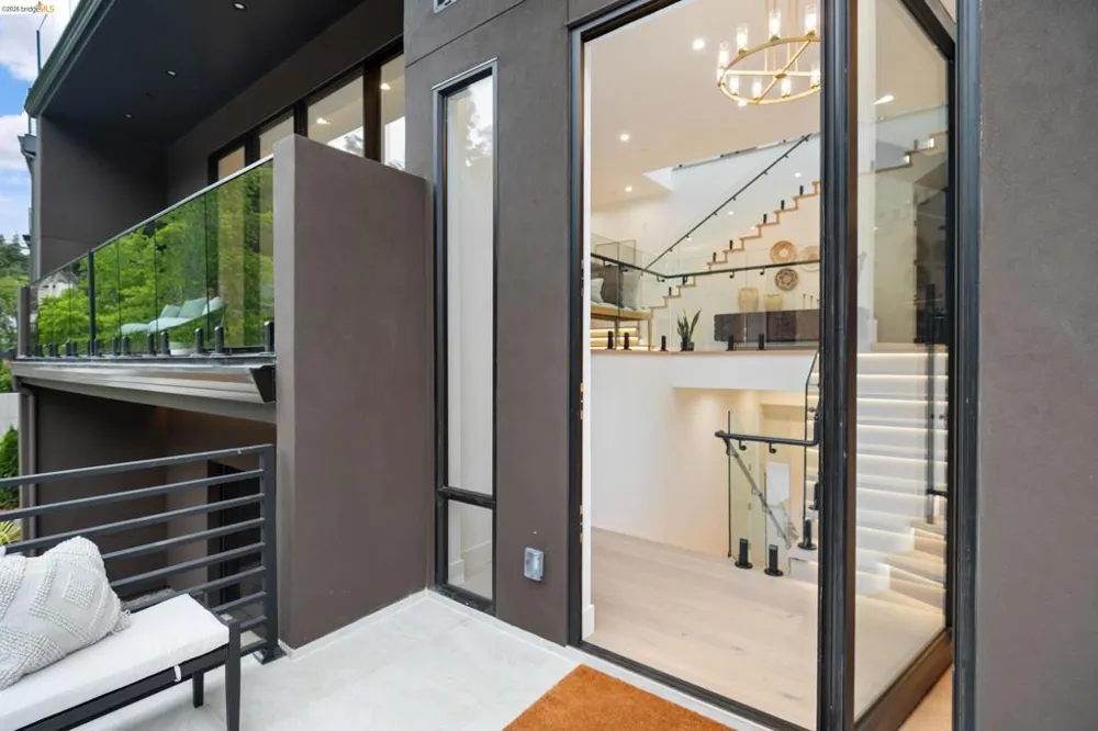 1667 Trestle Glen Rd Oakland, CA 94610