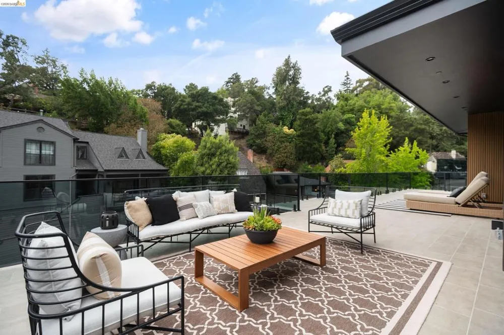 1667 Trestle Glen Rd Oakland, CA 94610