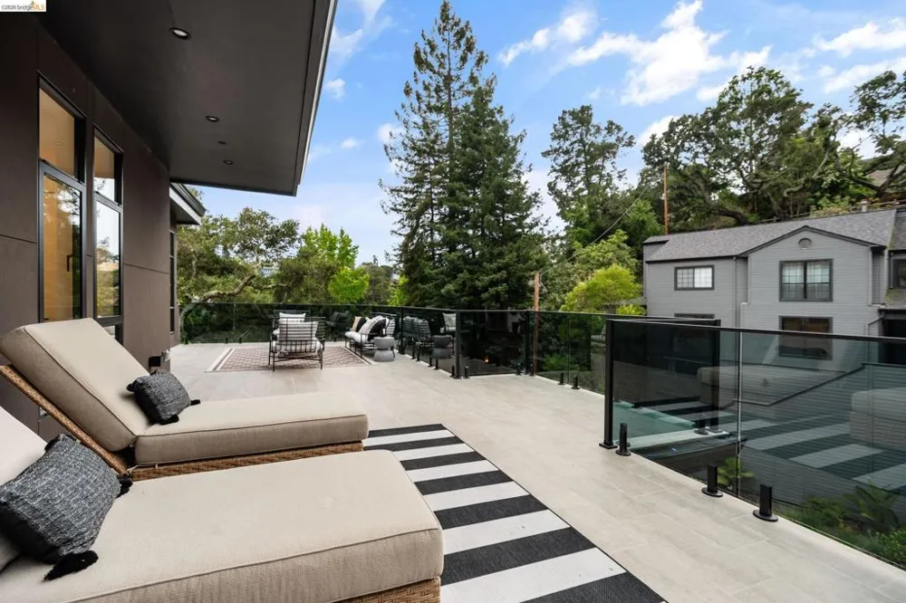 1667 Trestle Glen Rd Oakland, CA 94610