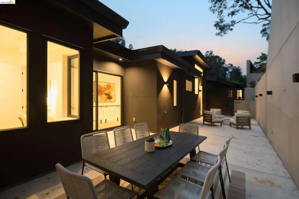 1667 Trestle Glen Rd Oakland, CA 94610