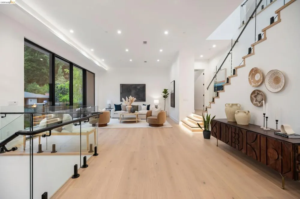 1667 Trestle Glen Rd Oakland, CA 94610