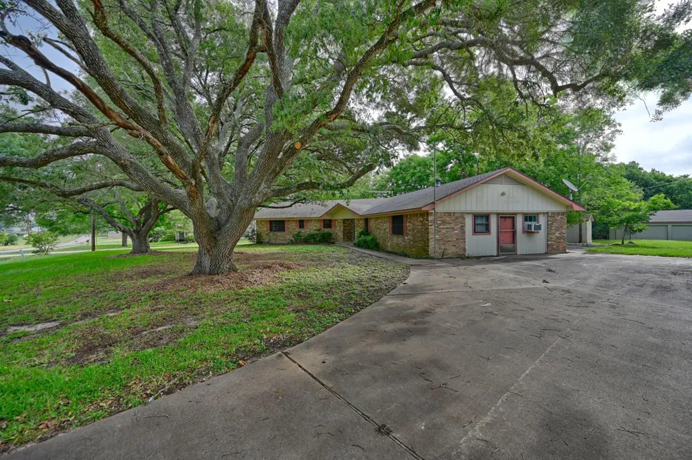 915 Farmers Brenham, TX 77833