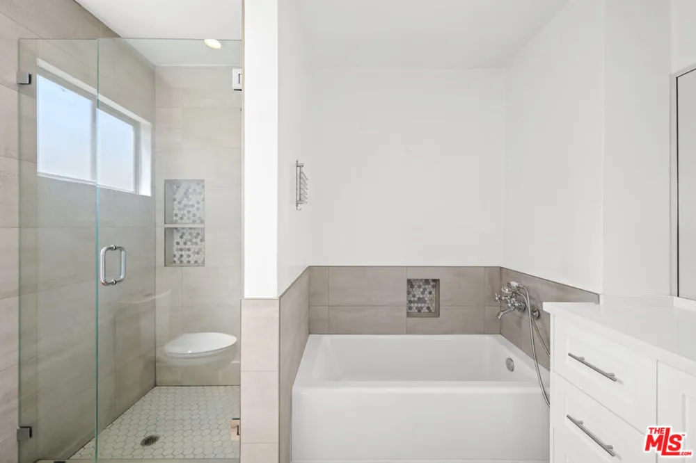 136 S Palm Drive #305 Beverly Hills, CA 90212