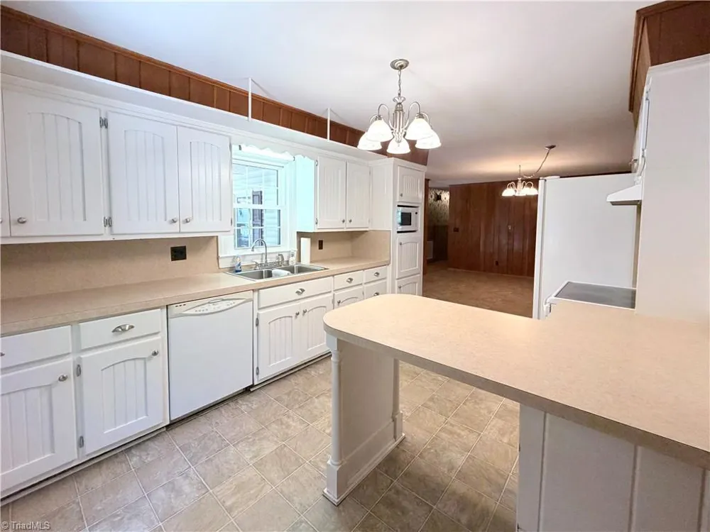 176 W Robin Road Elkin, NC 28621
