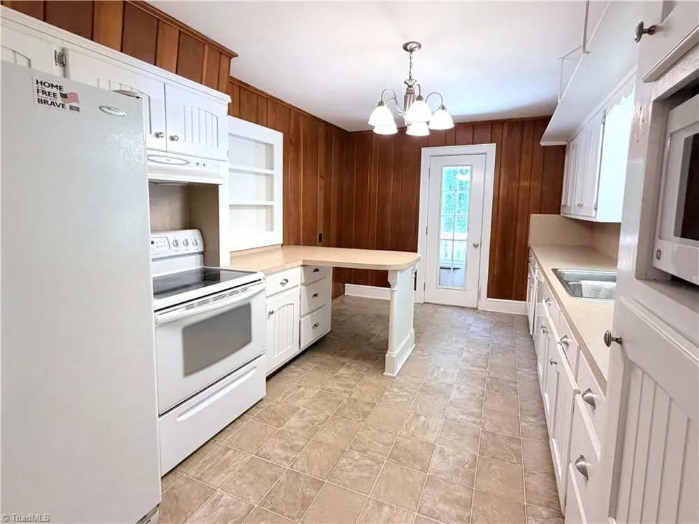 176 W Robin Road Elkin, NC 28621