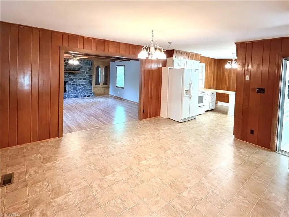 176 W Robin Road Elkin, NC 28621
