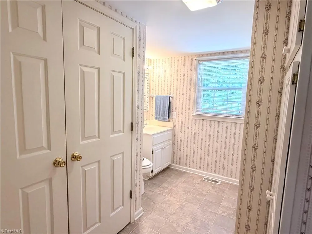 176 W Robin Road Elkin, NC 28621