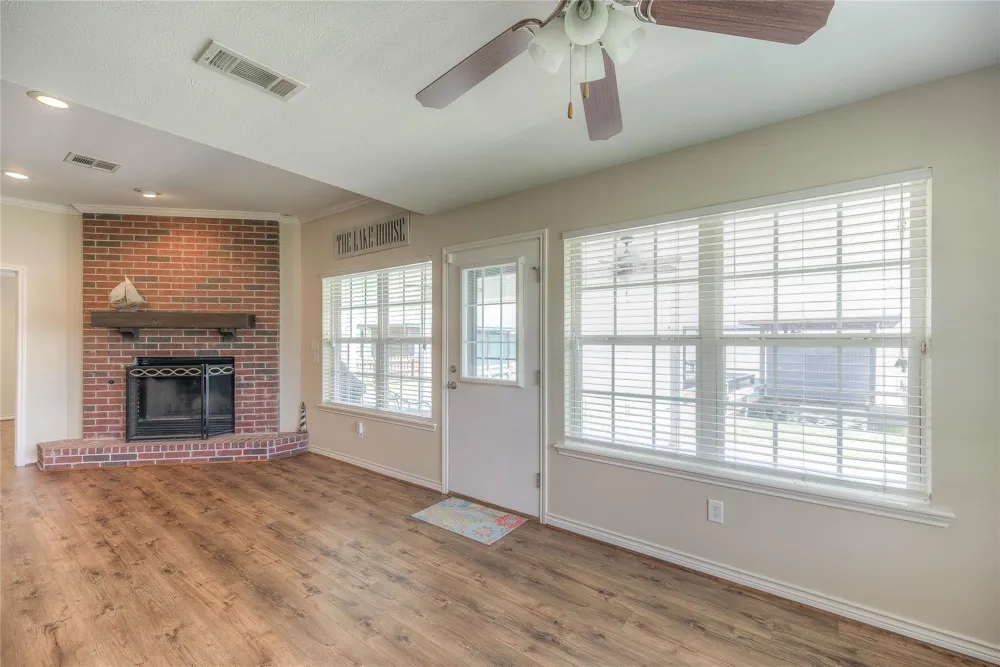 320 Lakefront Drive Onalaska, TX 77360