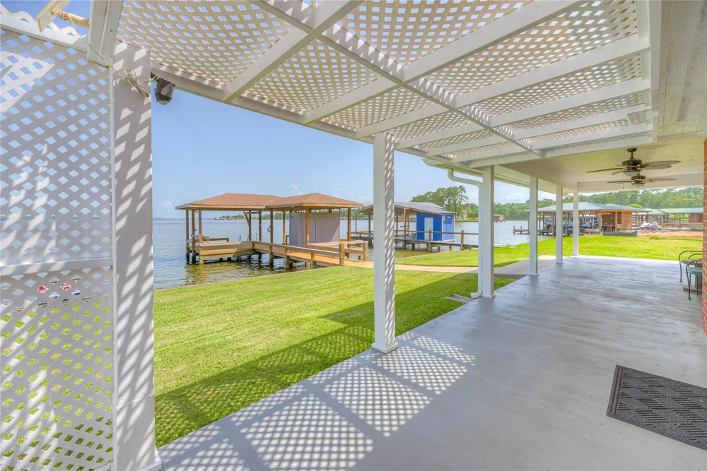 320 Lakefront Drive Onalaska, TX 77360