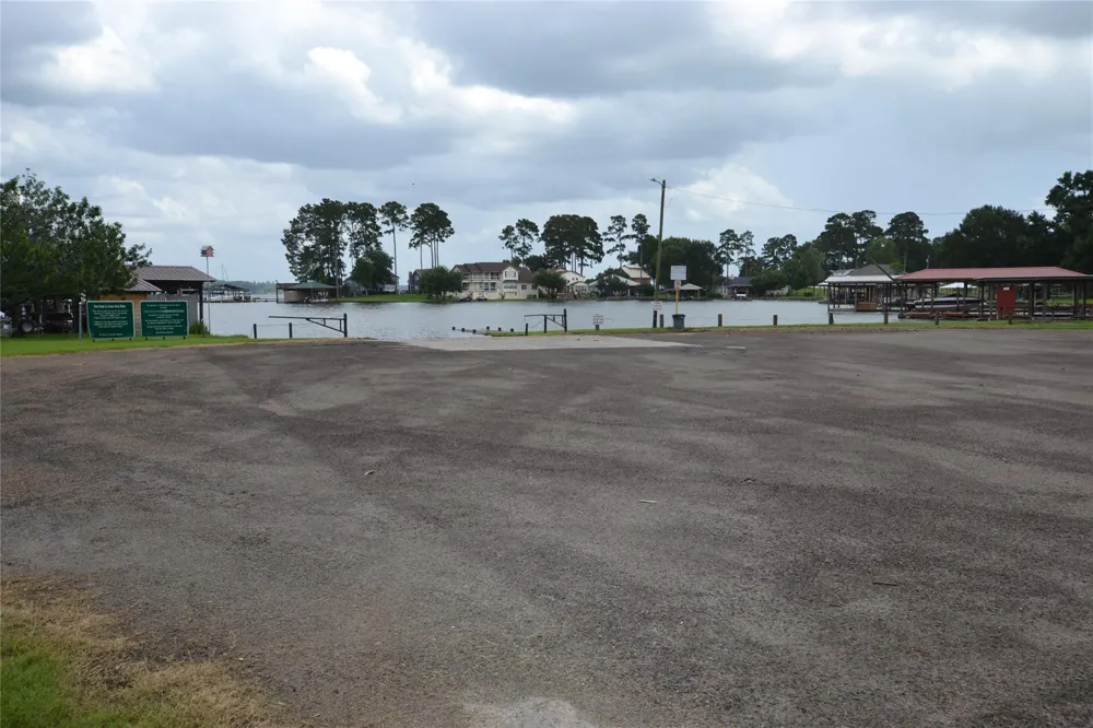 320 Lakefront Drive Onalaska, TX 77360