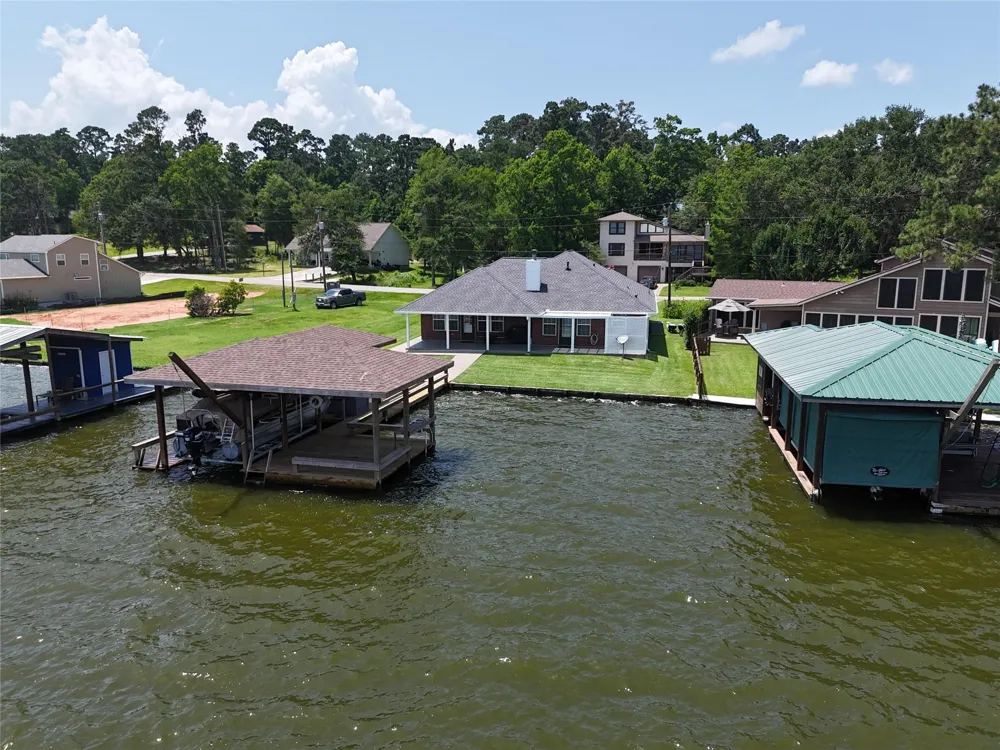 320 Lakefront Drive Onalaska, TX 77360