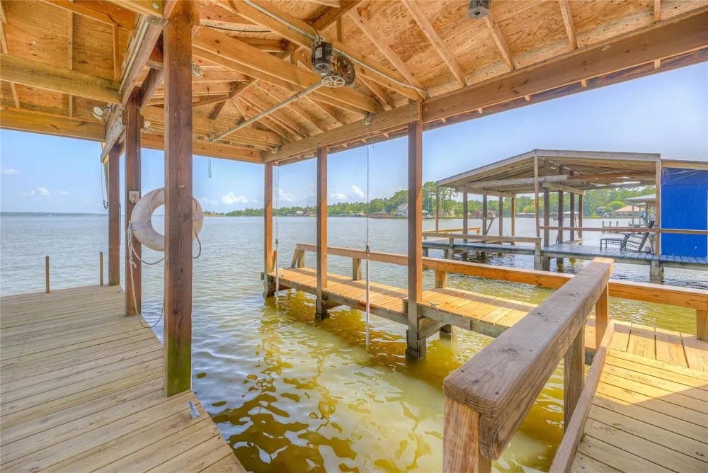320 Lakefront Drive Onalaska, TX 77360