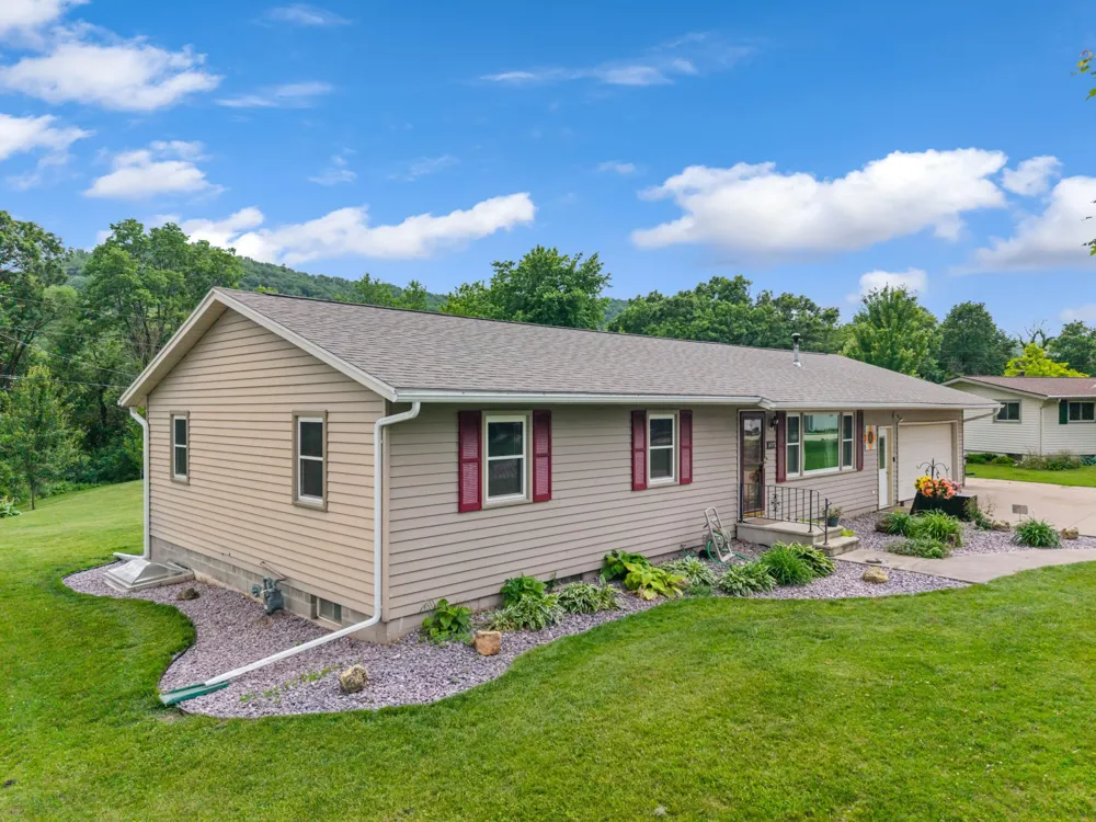 1497 Claudia Avenue La Crescent, MN 55947