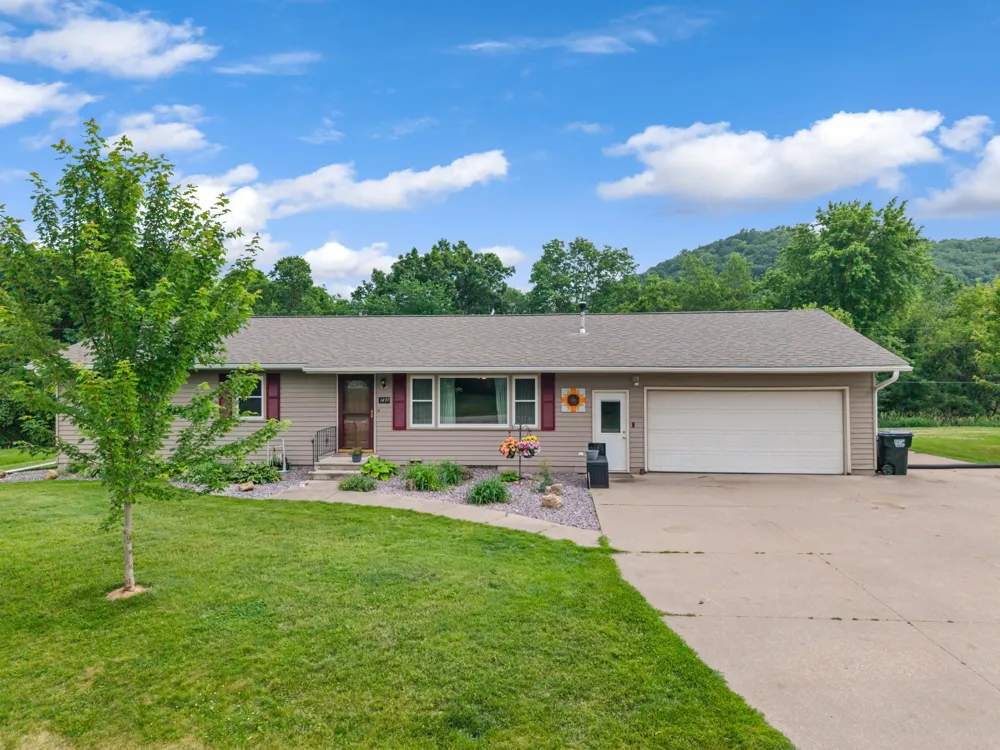 1497 Claudia Avenue La Crescent, MN 55947