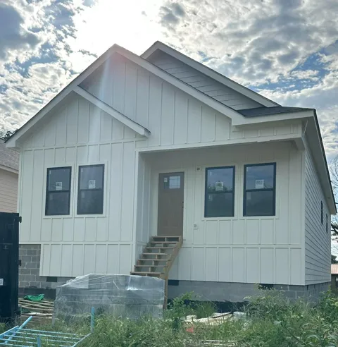 909 Chamberlain Avenue