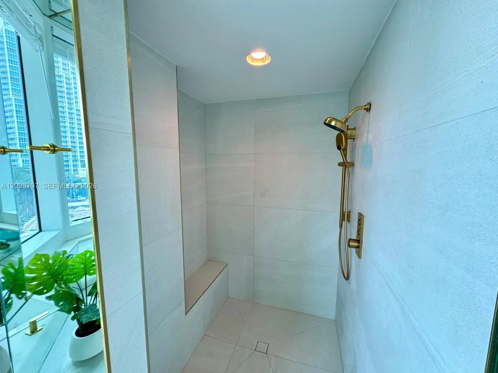300 S Pointe Dr #705 Miami Beach, FL 33139