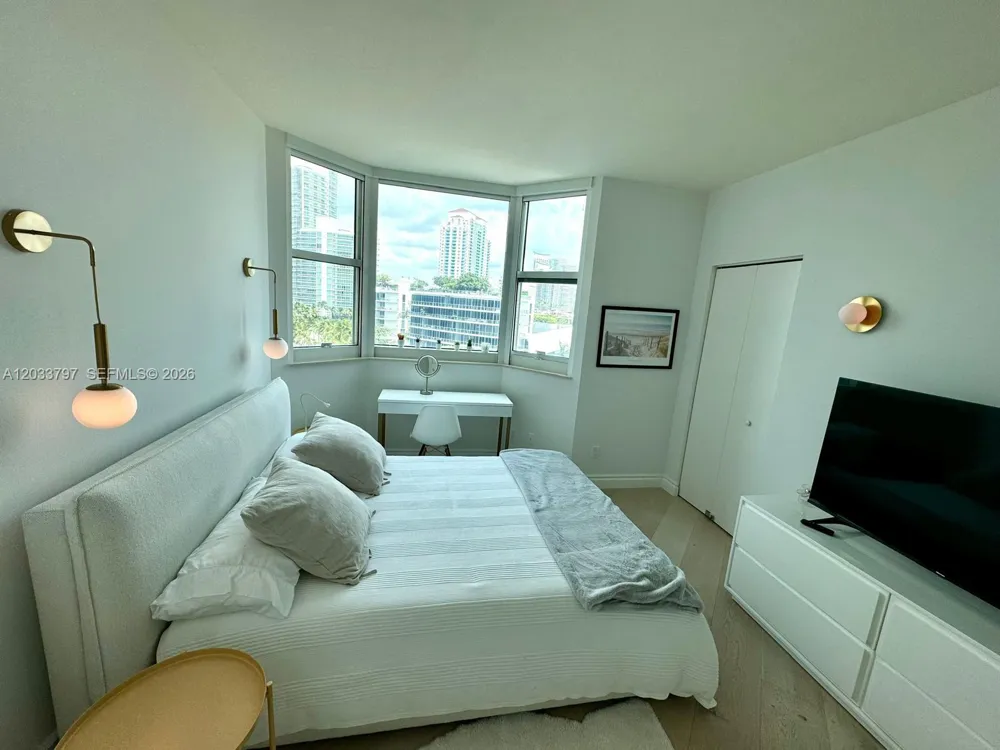 300 S Pointe Dr #705 Miami Beach, FL 33139