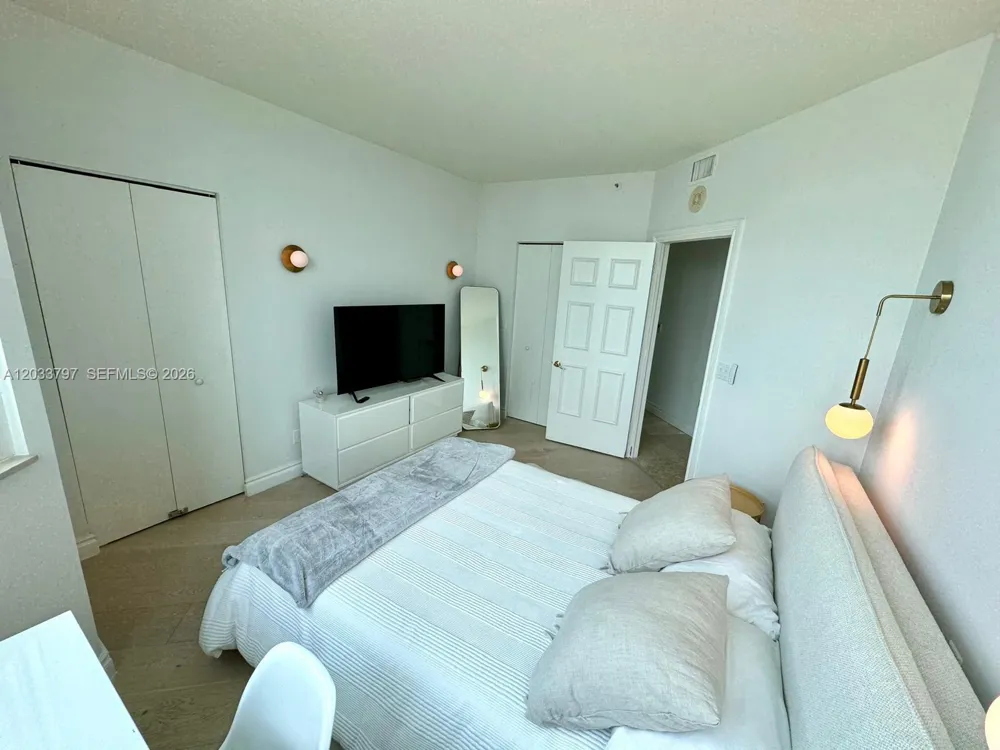 300 S Pointe Dr #705 Miami Beach, FL 33139
