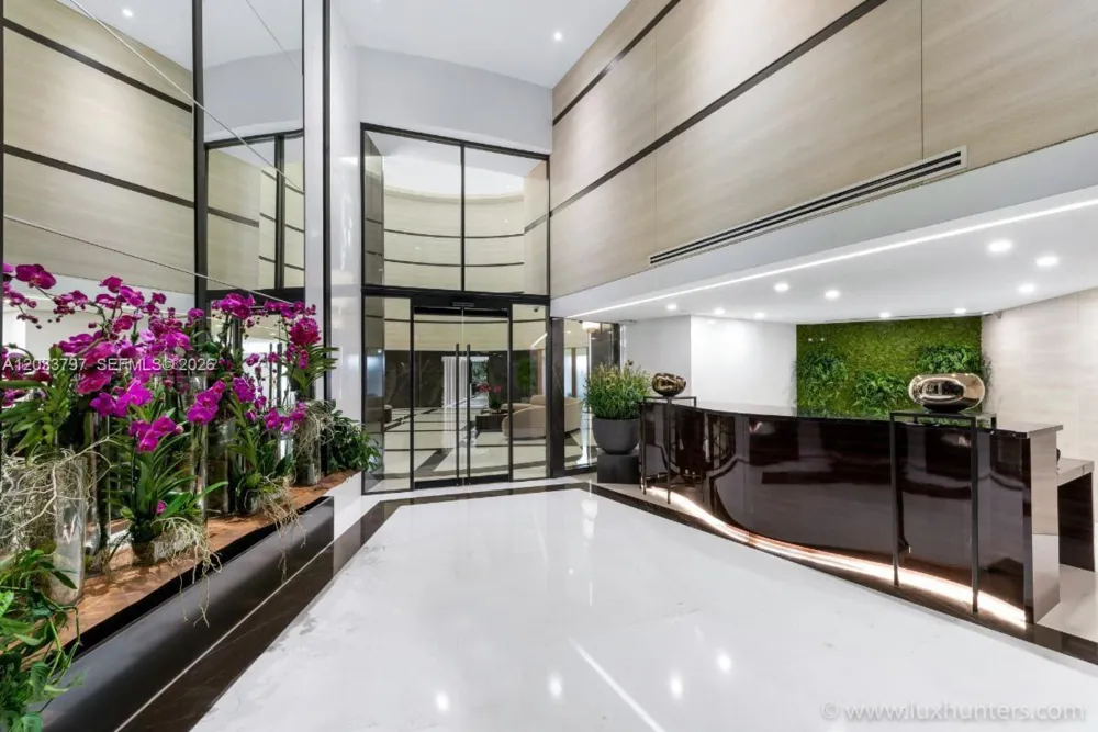 300 S Pointe Dr #705 Miami Beach, FL 33139