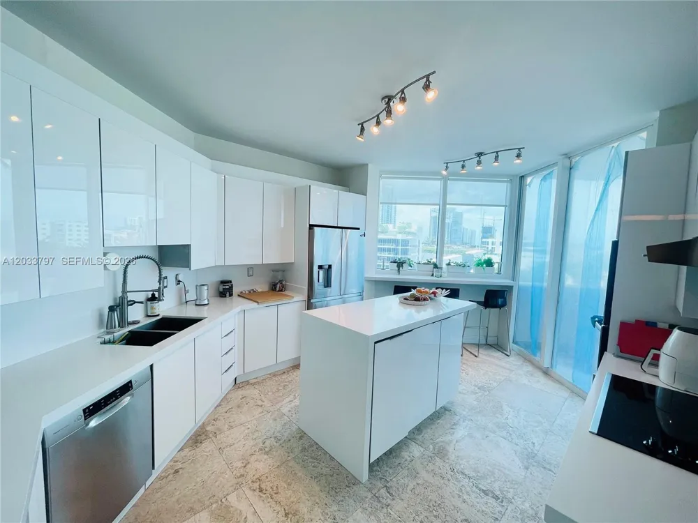 300 S Pointe Dr #705 Miami Beach, FL 33139