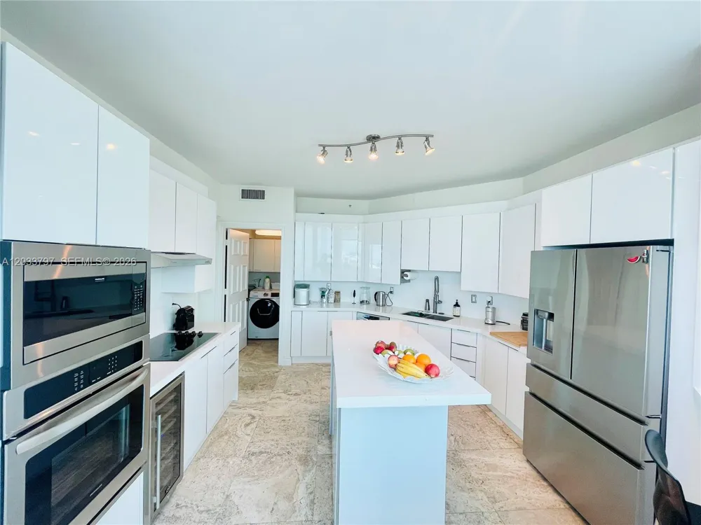 300 S Pointe Dr #705 Miami Beach, FL 33139