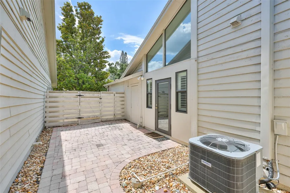 14651 VILLAGE GLEN CIRCLE Tampa, FL 33618