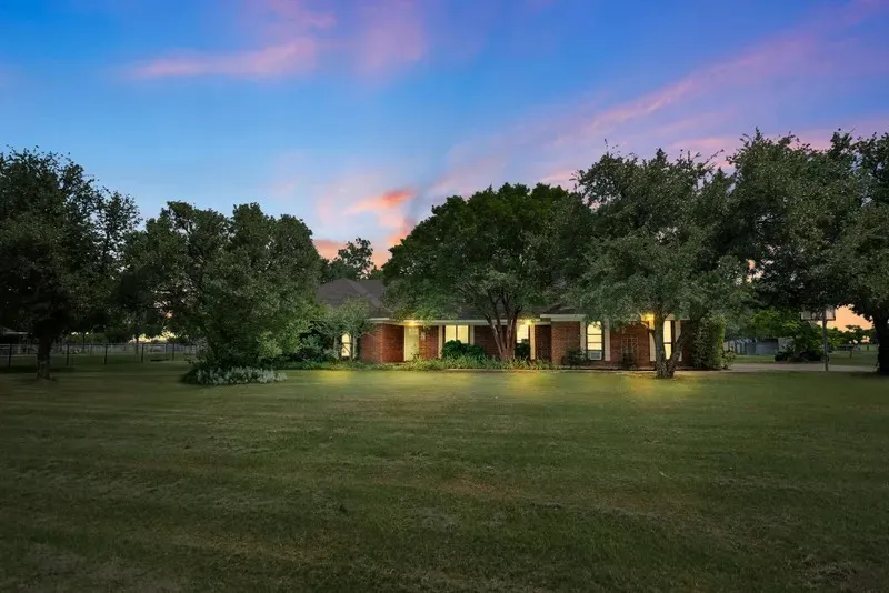 8085 Jackson Road Krum, TX 76249