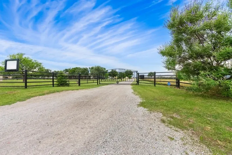 8085 Jackson Road Krum, TX 76249