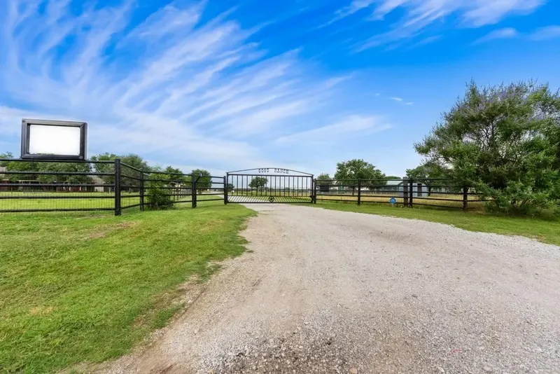 8085 Jackson Road Krum, TX 76249
