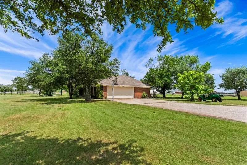 8085 Jackson Road Krum, TX 76249