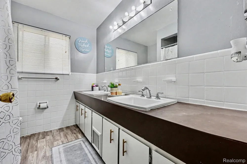 28326 Alden Street Madison Heights City, MI 48071