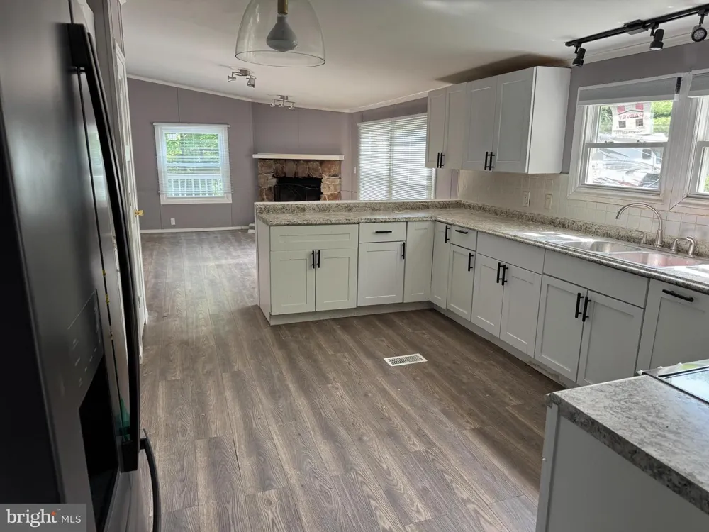 15 SCHOOL ST Barnesville, PA 18214