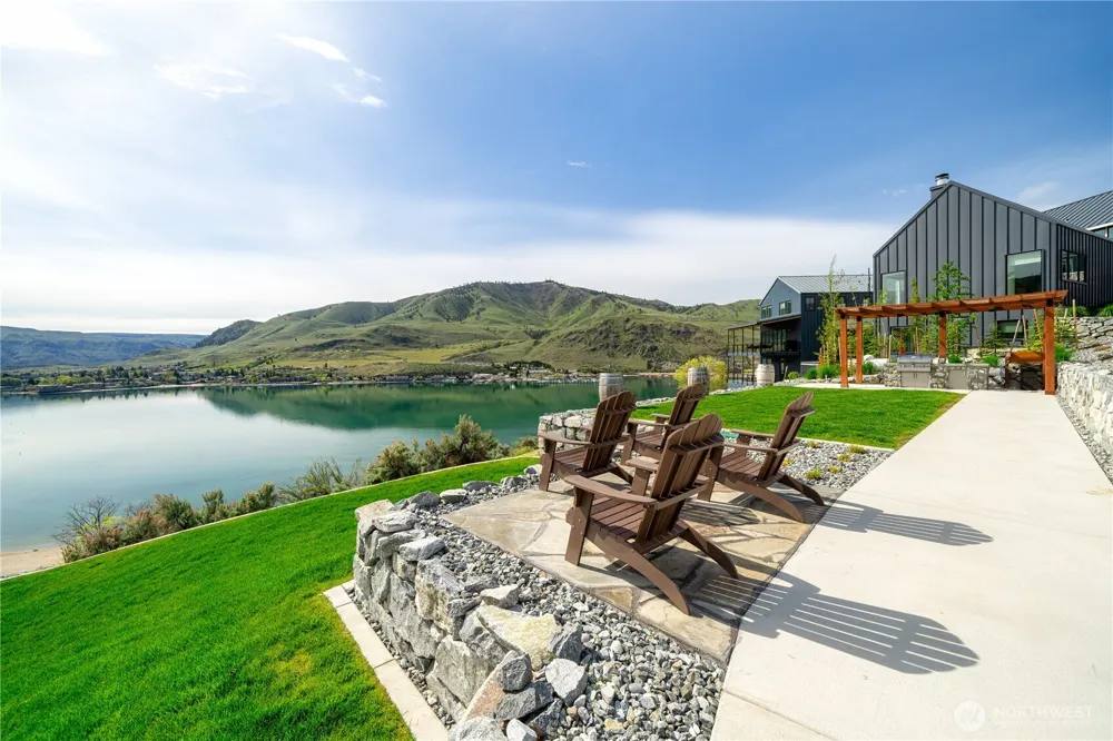 1325 Dragonfly Court Chelan, WA 98816