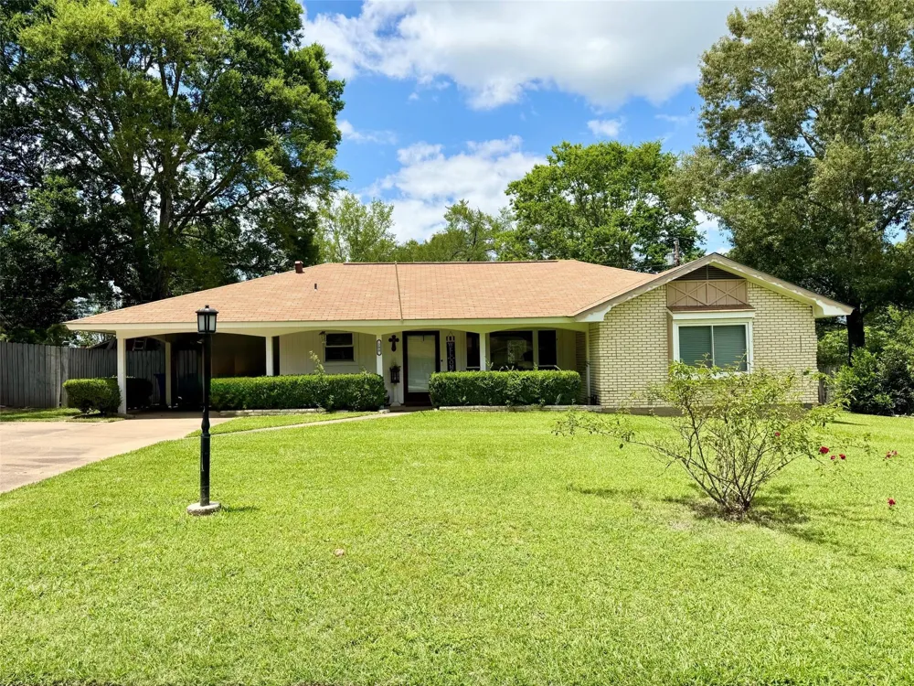 208 Robinhood Circle Crockett, TX 75835