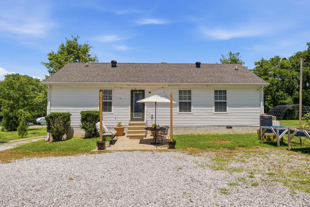 1024 Lynndale Dr Castalian Springs, TN 37031
