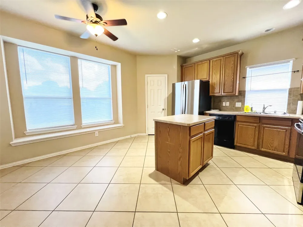552 Kerry Street Crowley, TX 76036
