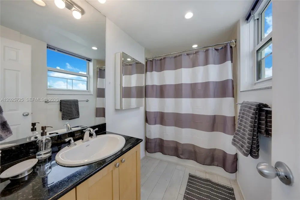 10350 W Bay Harbor Dr #4R Bay Harbor Islands, FL 33154